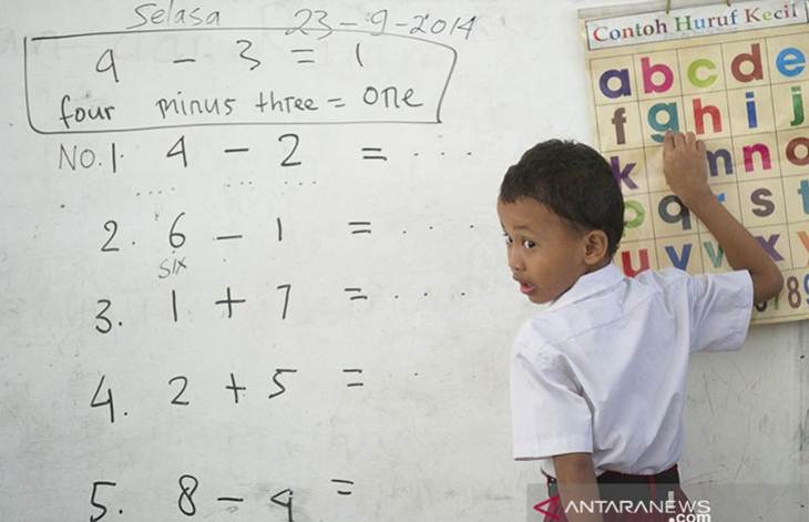 Aktivitas belajar mengajar di Sekolah Dasar Negeri Kulati, Wakatob, sebelum pandemi COVID-19 di Tanah Air. (ANTARA/Muhammad Zulfikar)