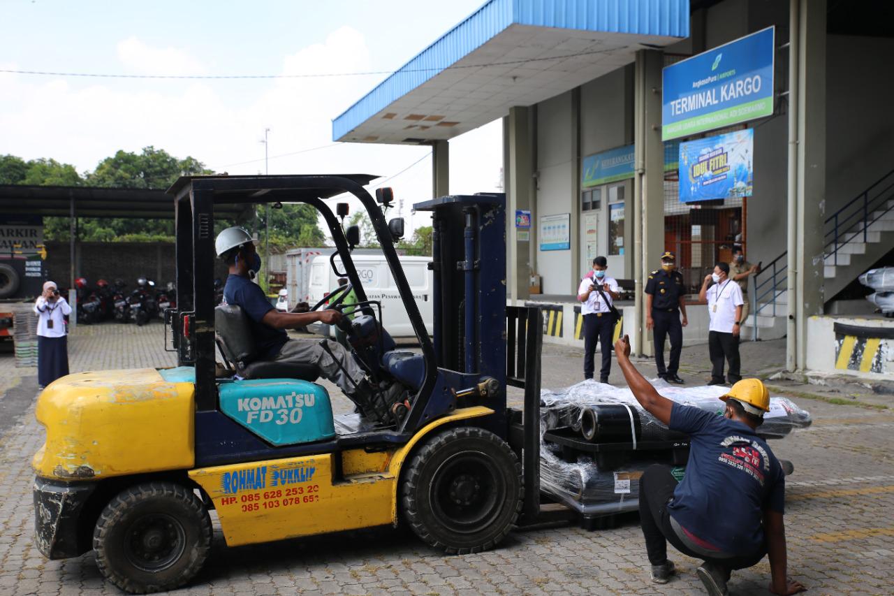 Sebanyak 200 tabung oksigen dari Singapura di Bandara Adi Soemarmo mulai dipindahkan ke DKK Solo, Senin (19/7). (Ismail/Jawa Tengah)