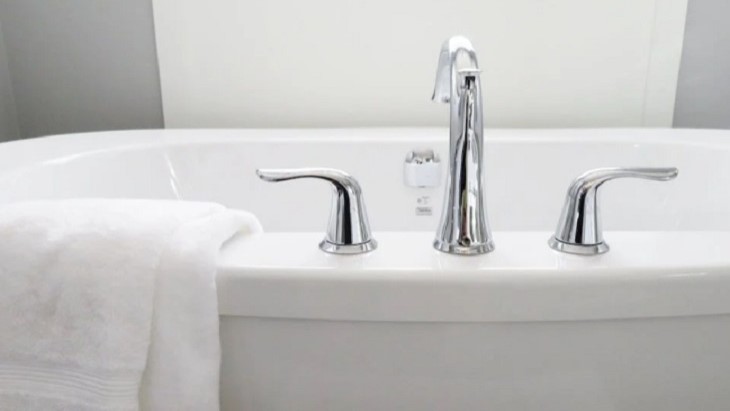 Demam Bayi Turun dengan Mandi? Ini Kata Dokter Anak