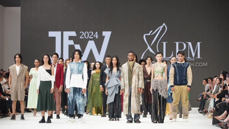 Parade Alumni Lomba Perancang Mode Tampil di Jakarta Fashion Week 2024