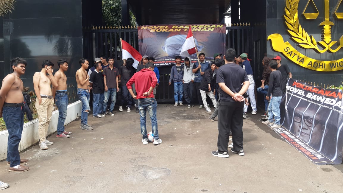 Sekelompok massa mengatasnamakan Corong Rakyat kembali menggelar aksi teatrikal main bola di area Gedung Kejaksaan Agung, Selasa (14/1). Foto: MP/Kanu