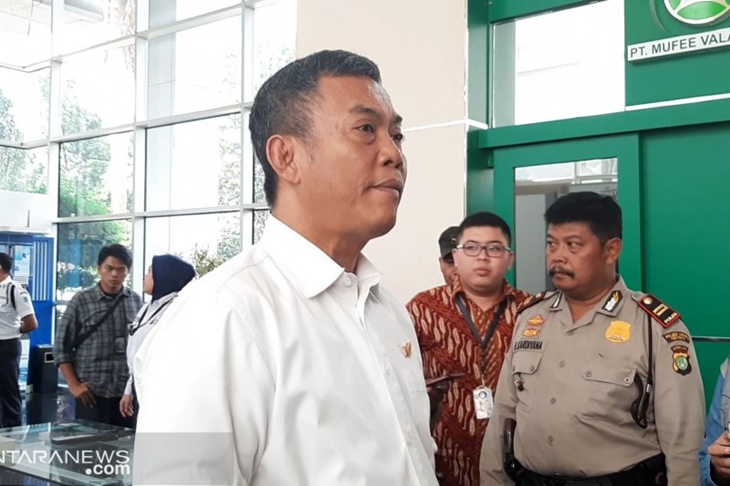 Ketua DPRD DKI Jakarta Prasetio Edi Marsudi di Gedung Ravindo tempat kantor badan pengunsi UNHCR, meninjau relokasi pengungsi di Kebon Sirih, Jakarta Pusat, Kamis (11/7) (Prisca Triferna/Antara)
