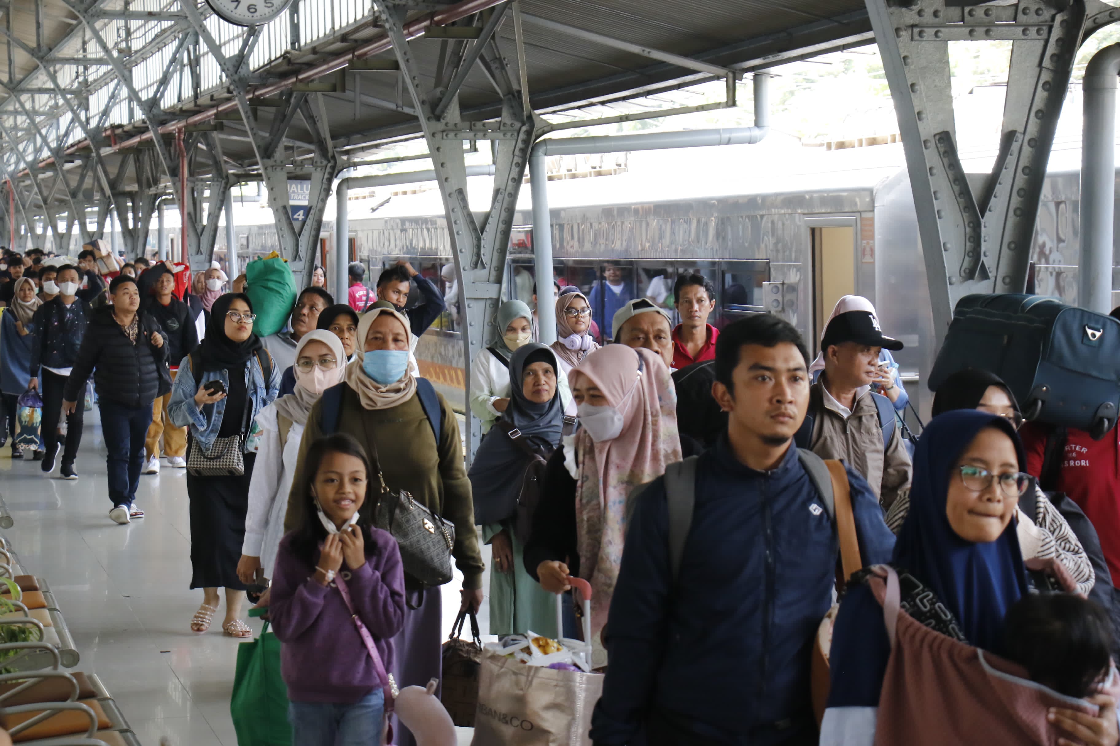 Sambut Lebaran 2025, KAI Tambah 1.826 Perjalanan dan 15 Kereta Tambahan