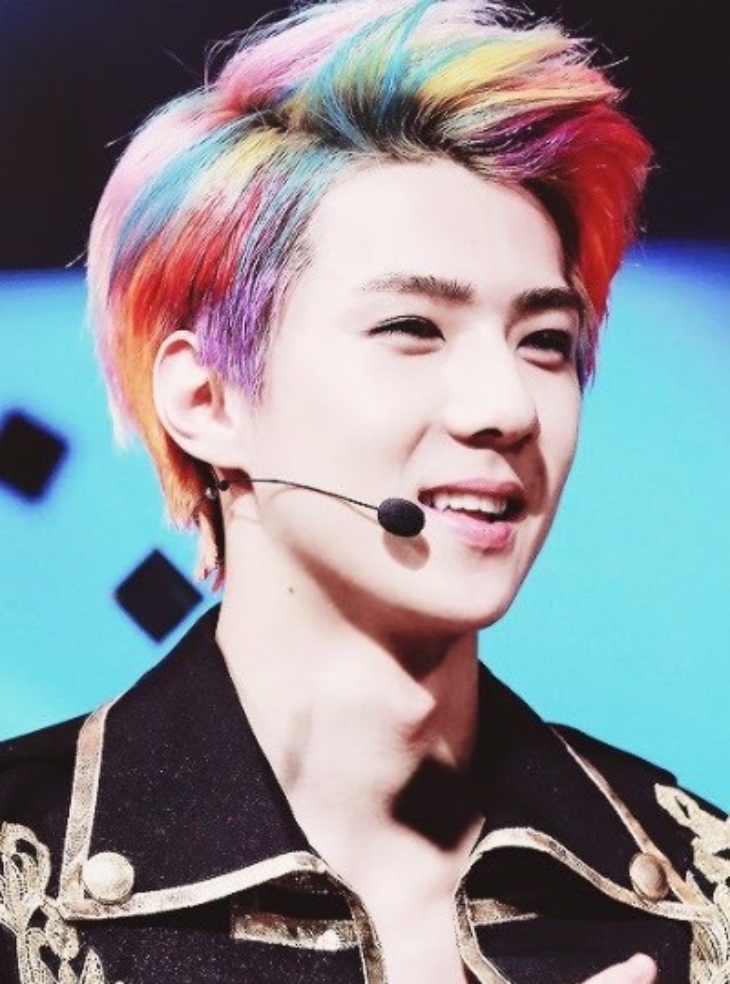 Sehun bikin pangling dengan rambut pelanginya. (Foto: Koreaboo)
