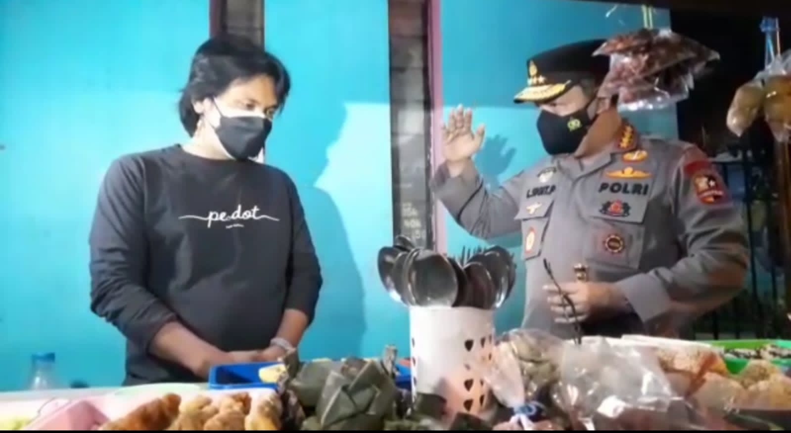 Kapolri Jenderal Pol Listyo Sigit blusukan bagikan paket sembako pada PKL penjual angkringan di Solo, Jawa Tengah, Jumat (16/7) malam. (MP/Ismail)