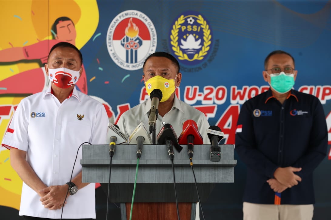 Menpora RI bersama Ketua Umum PSSI Mochamad Iriawan, Direktur Utama PT Liga Indonesia Baru (LIB), Akhmad Hadian Lukita, Plt Sekjen PSSI Yunus Nusi, dan Sesmenpora Gatot S Dewa Broto di Loby Kemenpora, Selasa (29/9) siang.(foto:putra/kemenpora.go.id)