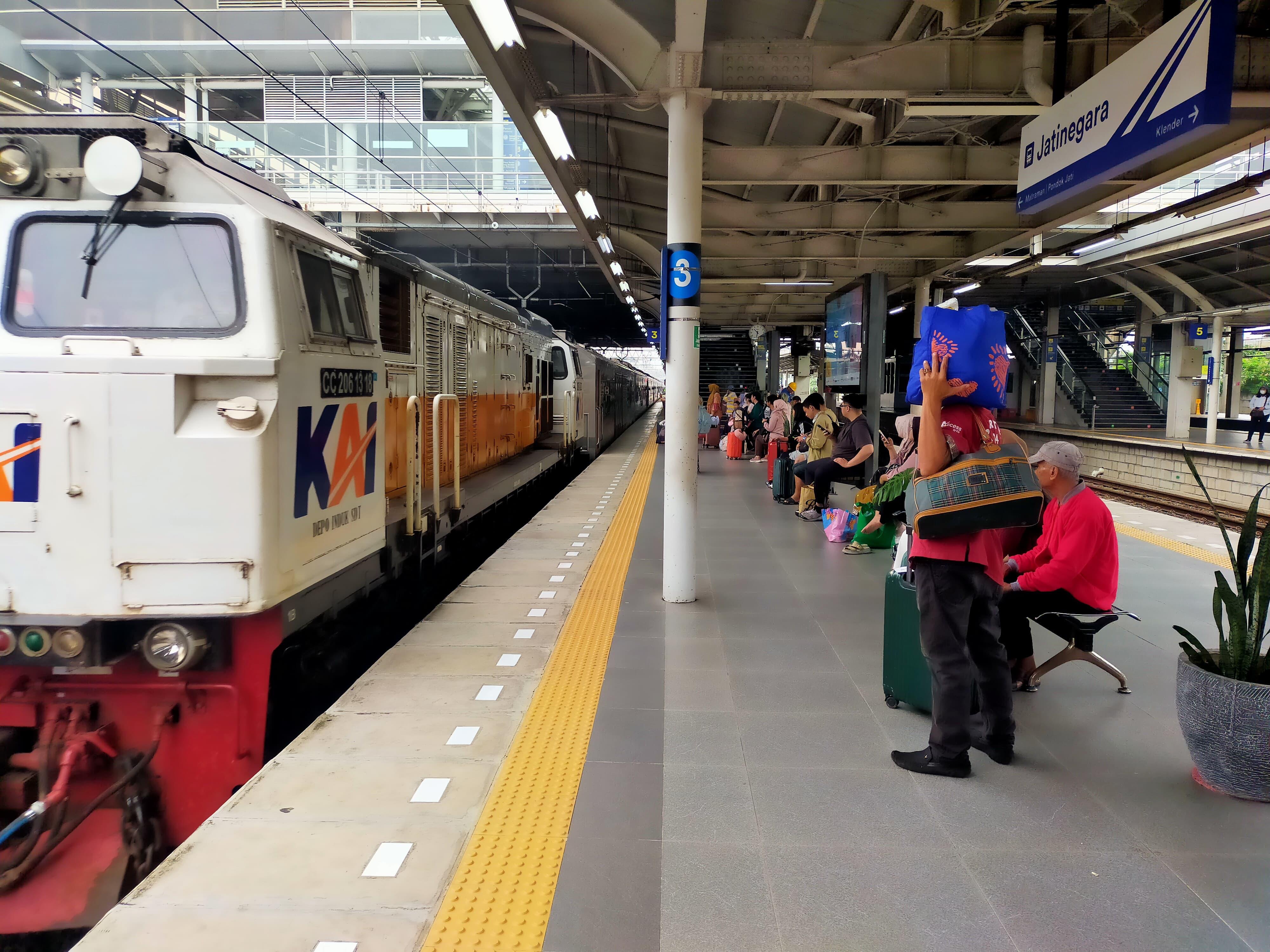 Ikut Kena Imbas Demo Buruh di Gedung MPR/DPR, Perjalanan Kereta Jarak Jauh Terpaksa Berhenti di Stasiun Jatinegara