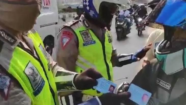 Petugas Pos Cek Poin Kalimalang, Jakarta Timur, mengecek alamat pengendara motor pada alamat KTP. (ANTARA/HO-Polrestro Jaktim).