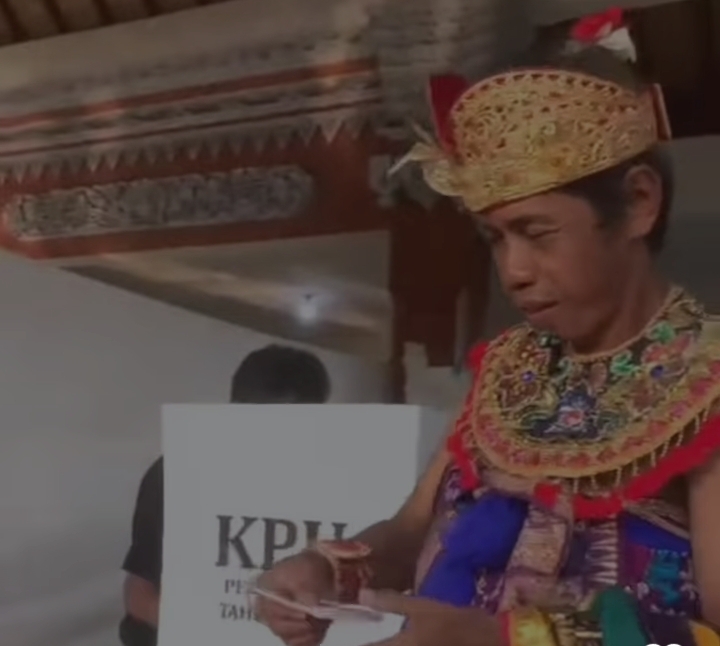 Pria Bali Viral Nyoblos Pakai Baju Tradisional Jayaprana di TPS, Siratkan Makna Cinta