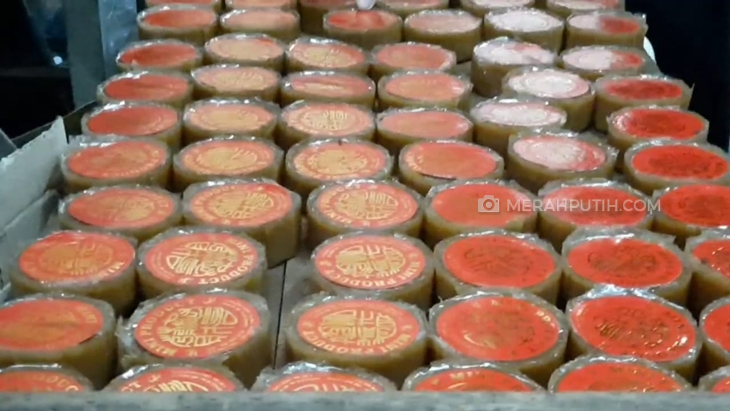 Kue keranjang mulai diburu jelang Imlek. (MP/Ismail)