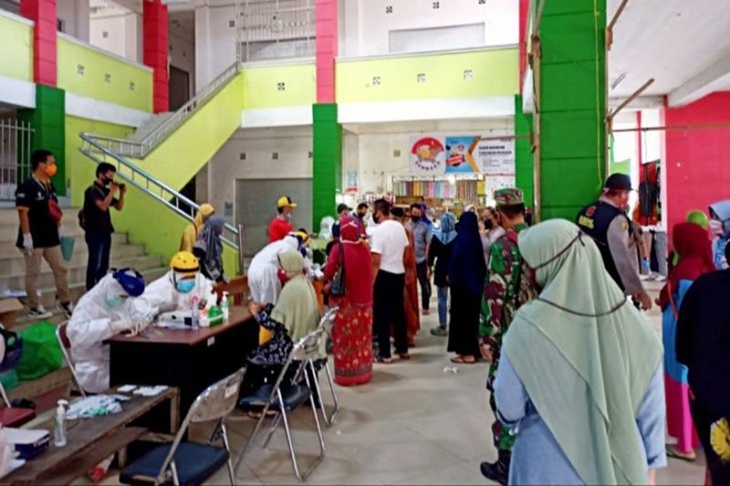 Tes cepat massal di Pasar Saik Kuala Pembuang, Jumat (26/6/2020). (ANTARA/Dokumentasi Pribadi)
