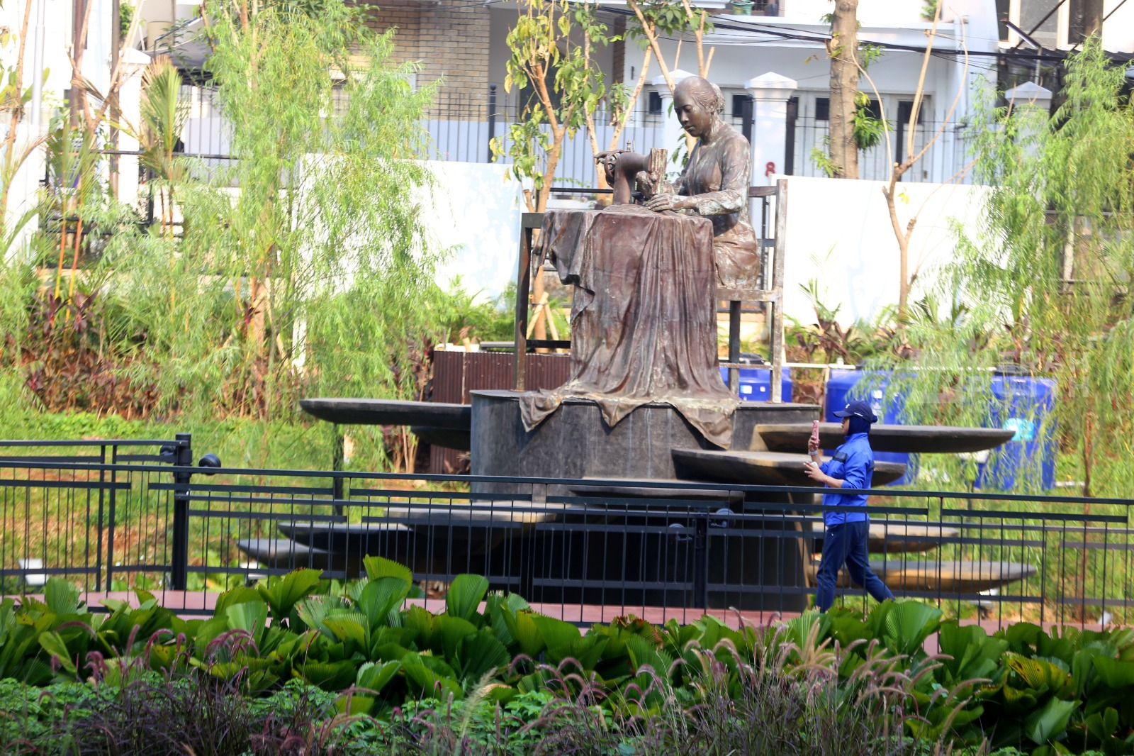 Bebas Sebaran Abu Vulkanik, Warga Manfaatkan Taman Bendera Pusaka untuk Olahraga