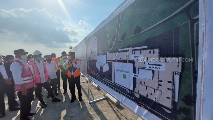  Menteri Perhubungan Budi Karya Sumadi meninjau proyek revitalisasi Terminal Tipe A Tirtonadi, Solo, Jawa Tengah, Sabtu (28/8). (MP/Ismail)