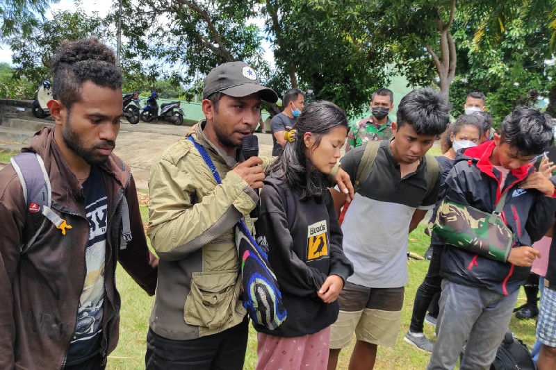 Lima dari sembilan nakes yang dievakuasi ke Jayapura saat beri kesaksian atas insiden kekerasan yang dilakukan KKB di Kiwirok, Jumat (17/9) di Jayapura. (ANTARA/Evarukdijati)