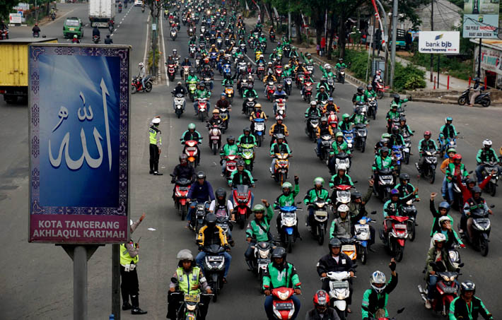 Usai Bentrok Berdarah-darah, Tukang Ojek Online dan Sopir Angkot Konvoi Bareng