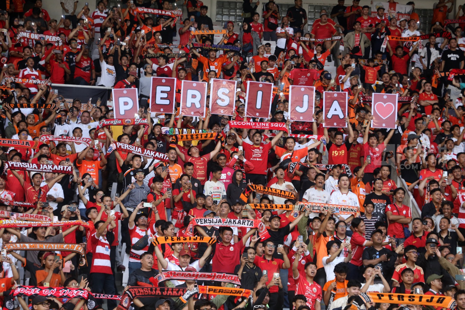 The Jakmania Rayakan Kemenangan Persija atas Persib di Stadion GBK Jakarta