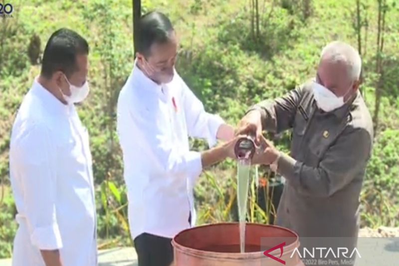 Presiden Joko Widodo (tengah) dan Gubernur Kaltim Isran Noor (kanan) menuang tanah dan air ke dalam gentong di kawasan IKN Nusantara, Senin. (Antaranews Kaltim/ M Ghofar (tangkapan layar YouTube Setneg)