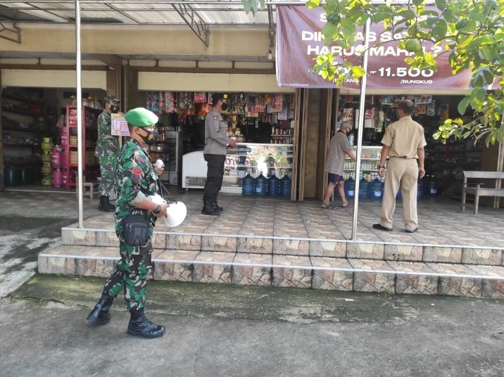 Tim gabungan Satgas COVID-19 menegur tempat usaha dan warung makan yang masih buka pada saat gerakan Minggu (27/6) di rumah saja. (MP/Ismail)