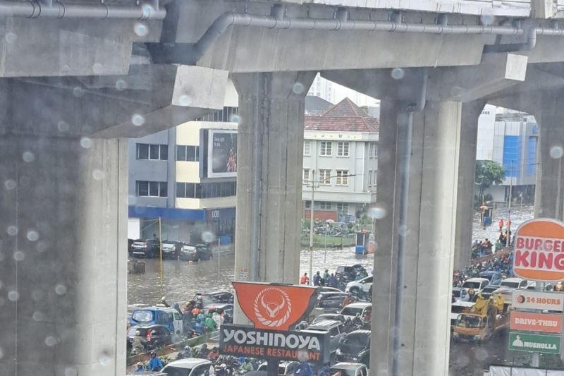 Polda Metro Jaya Kerahkan Personel Bantu Warga Korban Banjir