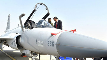 Wow, Jokowi Jajal Pesawat Tempur Pakistan