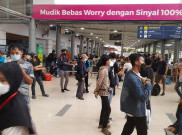 Pemudik Mulai Padati Stasiun Pasar Senen
