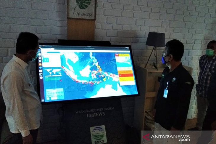 BMKG Stasiun Geofisika Ambon menyerahkan bantuan alat WRS NewGen kepada Pemerintah Kota (Pemkot) Ambon, Sabtu (20/6/2020). ANTARA/HO-Pemkot Ambon/am.