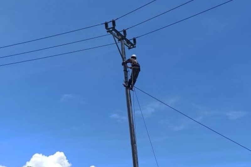 Teraliri Listrik, 10 Desa Terpencil di NTT Kini Terang Benderang