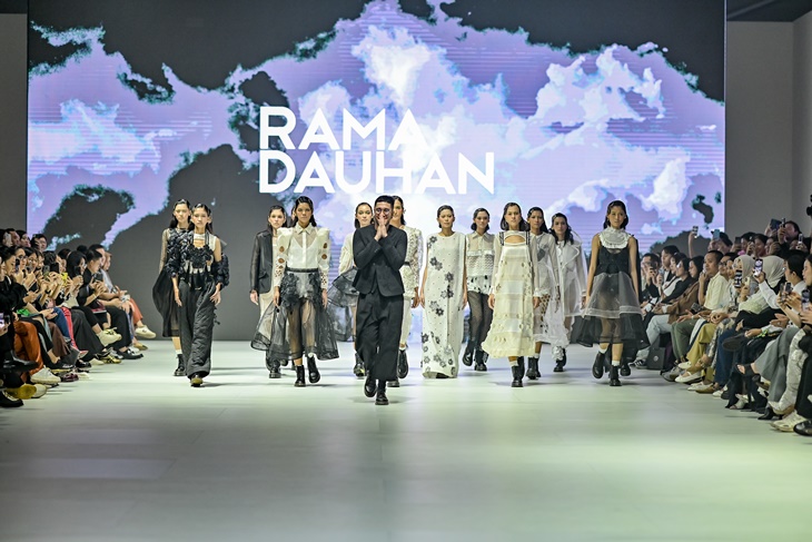 Dewi Fashion Knights Tutup Jakarta Fashion Week 2024