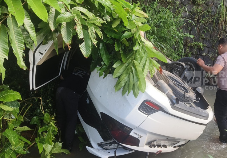 Mobilio Putih Bawa Penumpang Cewek Terjun Masuk Jurang, Untung Selamat!