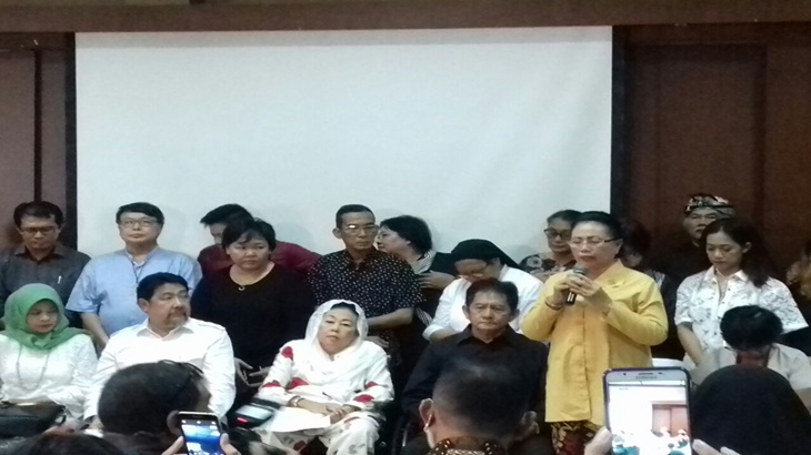 Ibu Sinta Nuriah dan para panelis diskusi