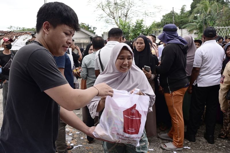 Presiden Prabowo Subianto Bagikan Paket Lebaran ke Warga 2 Desa Dekat Kediaman di Hambalang,
