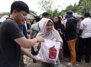 Presiden Prabowo Subianto Bagikan Paket Lebaran ke Warga 2 Desa Dekat Kediaman di Hambalang,