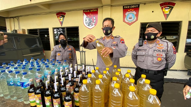 Polresta Surakarta mengamankan miras hasil operasi pekat. (MP/Ismail)