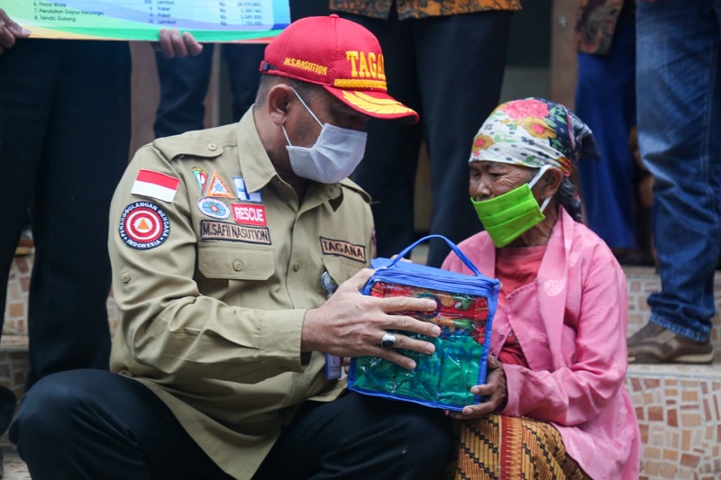 Pembagian bantuan sosial
