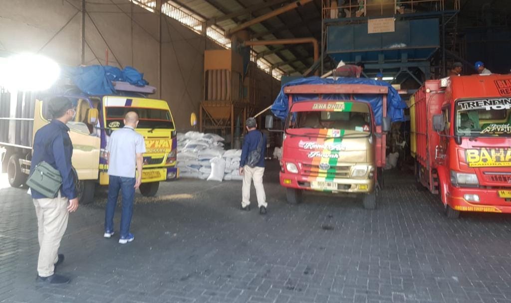 Satgas Pangan Jatim saat menginspeksi harga kedelai impor di PT. Surabaya Palleting Company FPC, Kamis (3/6). Foto: MP/Andika Eldon