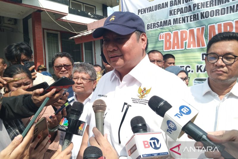 Gelontorkan 1,8 Juta Ton Beras, Airlangga Berharap Warga Bertahan di Tengah Perekonomian Saat Ini