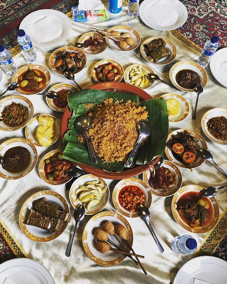   Selama ngidang para tamu dilayani kebuhutannya. (Foto: instagram.com/irintiko)
