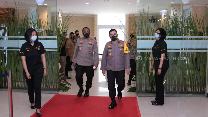 Kapolda Metro Jaya Irjen Fadil Imran (kanan) sebelum konferensi pers akhir tahun di Polda Metro Jaya, Rabu (23/12). (Foto: MP/Kanugrahan)