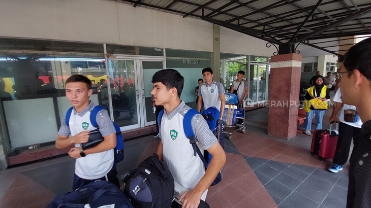 Pemain dan ofisial Timnas Uzbekistan U-17 telah tiba di Bandara Internasional Adi Soemarmo, Kabupaten Boyolali, Jawa Tengah, Senin (6/11). (MP/Ismail)