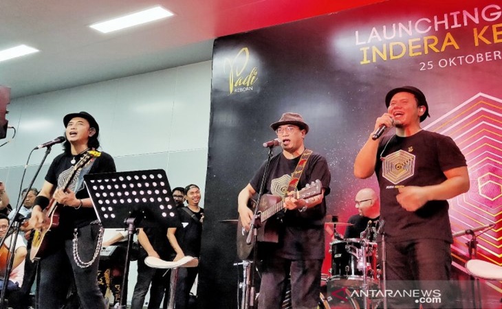 Menhub Budi Karya Tampil Bersama Padi Reborn di Stasiun MRT