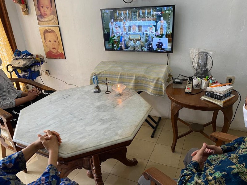 Misa Natal di rumah. (Foto: Kanugraha).