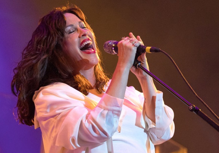 Dari Eksploitasi Hingga Pelecehan Seksual, Alanis Morissette Ungkap Kelamnya Menjadi Musisi Perempuan