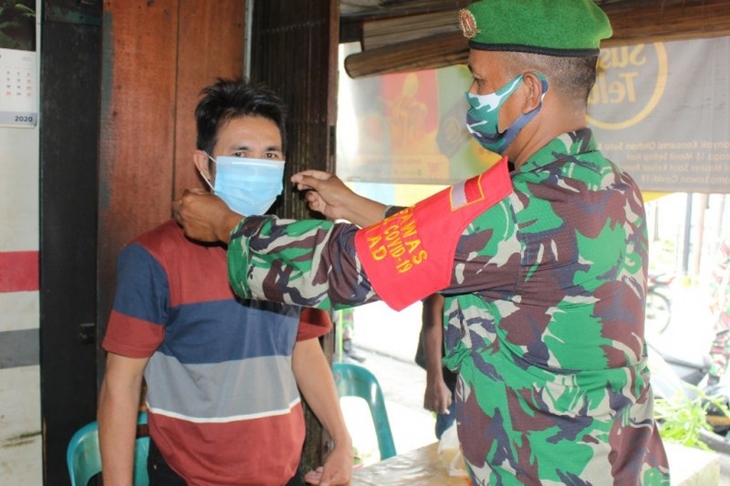 Ilustrasi - Personel Zidam I/Bukit Barisan memasangkan masker kepada warga di Kecamatan Medan Maimun. (ANTARA/HO)