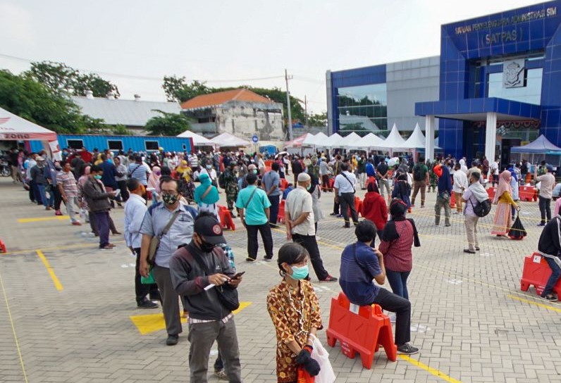 Antrian di lokasi pelayanan Satpas Colombo Surbaya yang sudah menerapkan protokol kesehatan jelang era New Normal
