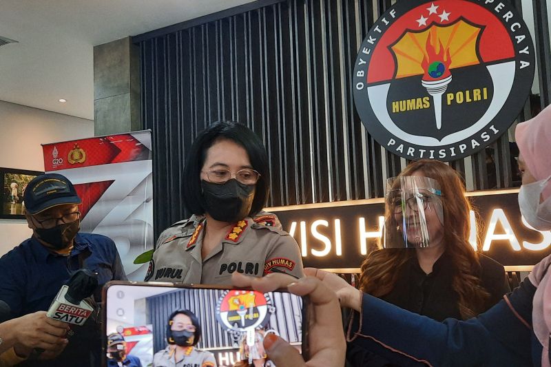 Kepala Bagian Penerangan Umum (Kabagpenum) Divisi Humas Polri Kombes Pol Nurul Azizah memberikan keterangan pers, di Mabes Polri, Jakarta, Kamis (14/7/2022). ANTARA/Laily Rahmawaty