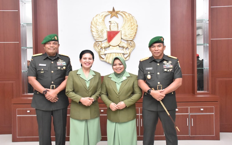 Mayjen TNI Eko Margiyono dan Mayjen Joni Supriyanto bersama istri masing-masing