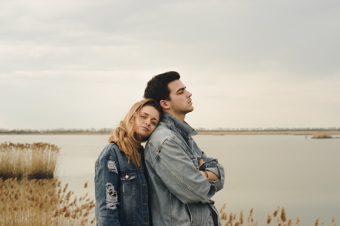 Jangan ragu untuk tegas dengan pasanganmu. (Foto: Unsplash/Milan Popovic)