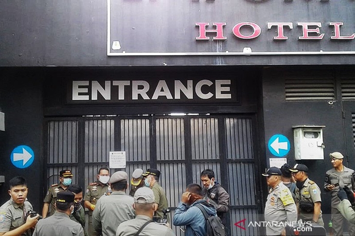 Petugas Satpol PP melakukan penutupan sementara Emporium Hotel yang menyediakan karaoke dan spa di Pecenongan di tengah wabah virus corona, Gambir, Jakarta Pusat, Senin (24/3/2020). ANTARA/Livia Kristianti/aa.