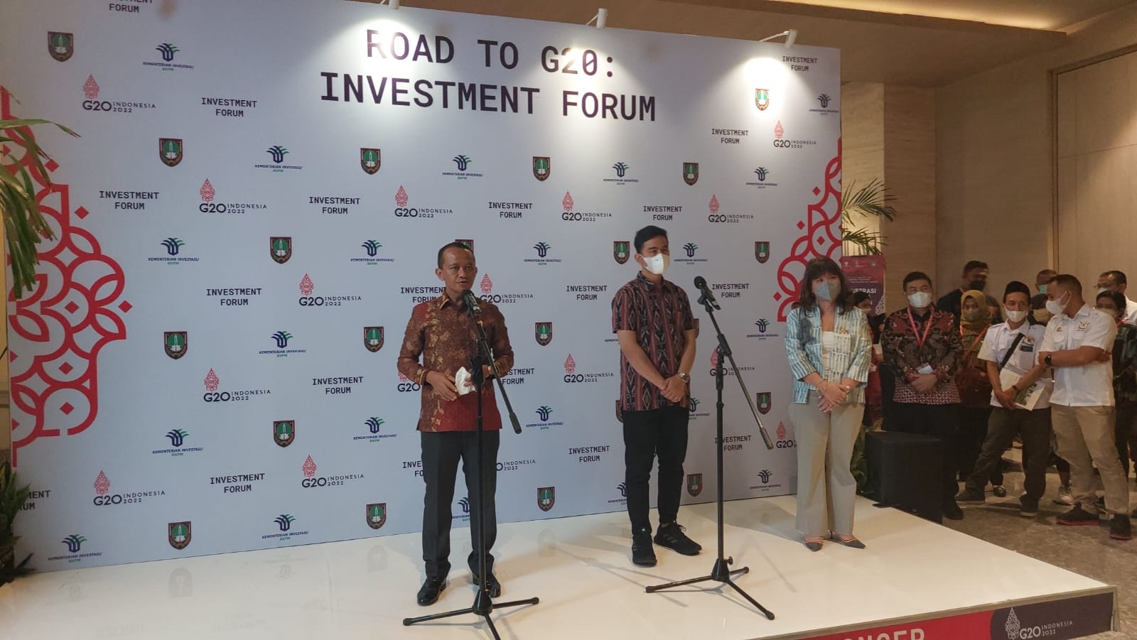 Menteri Investasi Bahlil Lahadalia (kiri) bersama Wali Kota Solo Gibran Rakabuming Raka memberikan keterangah terkait investasi di acara seminar G20 di Hotel Alila, Solo, Rabu (18/5). (MP/Ismail)