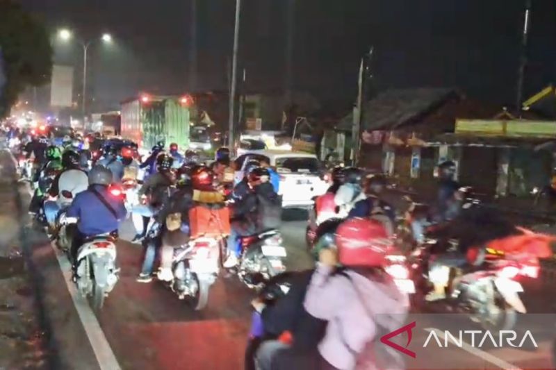 Pemudik Keluhkan Jalur Karawang Berlubang, PMI Laporkan Peningkatan Kecelakaan 